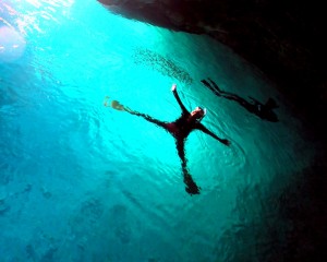 夏時期の青の洞窟を貸し切りで泳いでいる