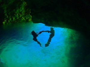 シュノーケリングで見れる青の洞窟水面の輝き