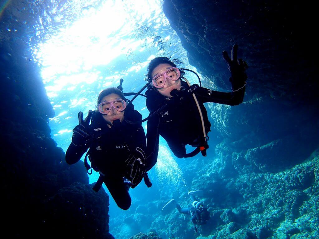 ダイビング写真者の女性が青の洞窟に到着