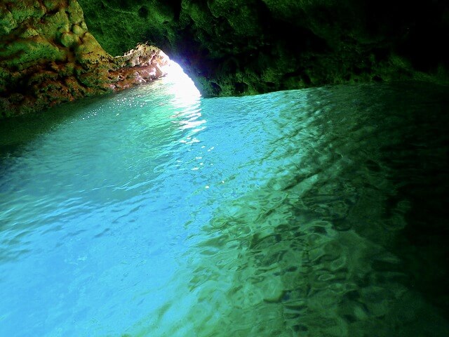 沖縄青の洞窟はシュノーケリングとダイビングできます。