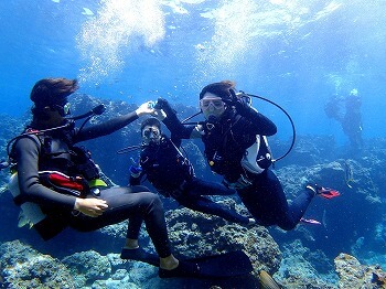 沖縄青の洞窟でダイビングを体験している