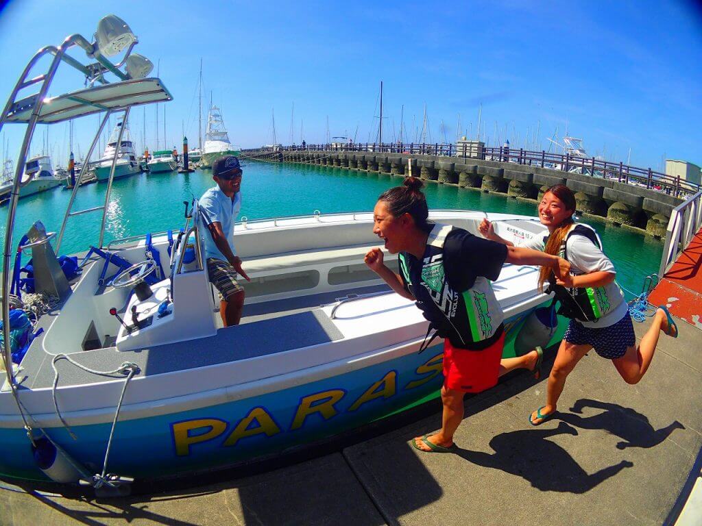 沖縄パラセーリングに女性が乗船している