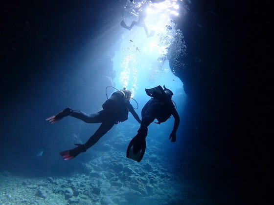 沖縄青の洞窟でダイビング体験。