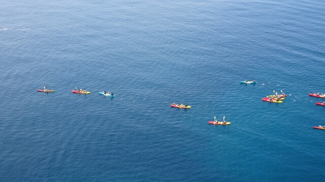 シーカヤックで沖縄の海を水面から楽しめます。