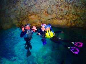 光り輝く青の洞窟で家族写真