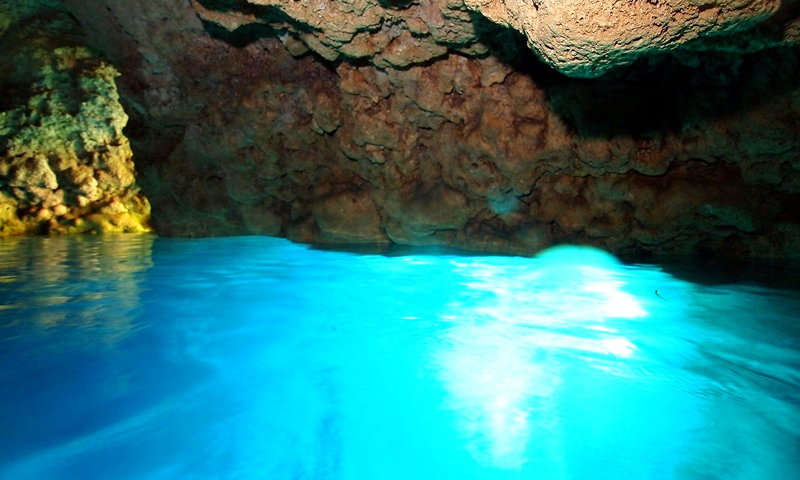 沖縄の「青の洞窟」って？