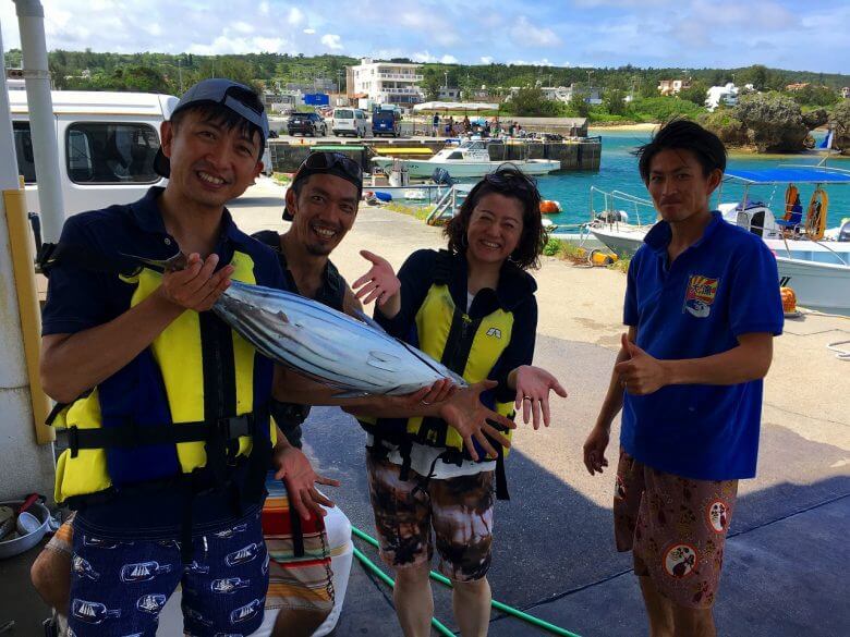 漁師と泳がせ釣りを楽しむ