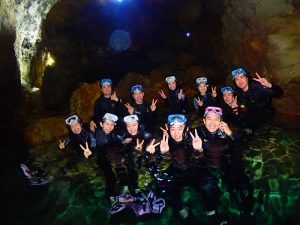 青の洞窟シュノーケリングに団体で参加する大学生